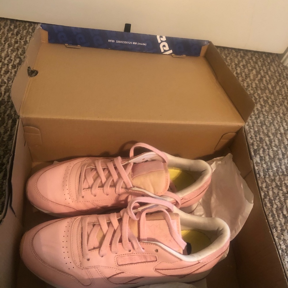 COPY - Reebok Classics - Picture 2 of 3